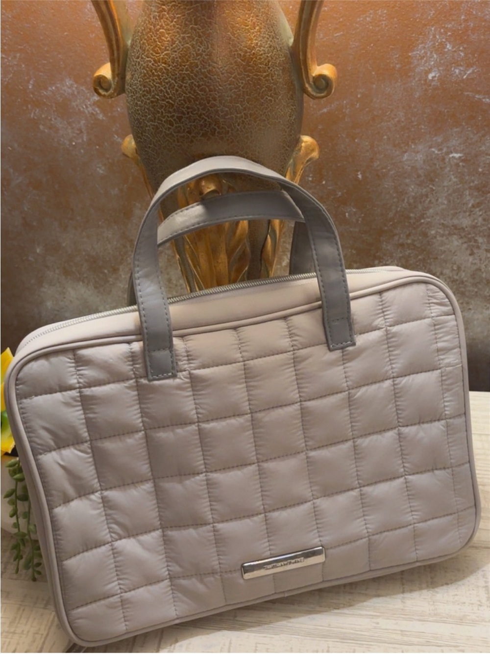 Like New ~ Tartan & Twine Quilted Makeup Travel Bag in Light Gray